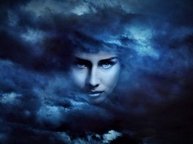 Een vrouwengezicht vol geestkracht, zwevend in donkerblauwe wolken, bevrijdt zichzelf van het verleden