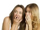 Twee vrouwen lachen afwijzend zonder schuldgevoel.