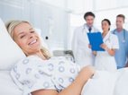 Een vrouw in een ziekenhuisbed visualiseert dat de operatie goed gaat en wil haar hoofd opruimen van angsten.