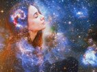 Een vrouw met een negatief zelfbeeld, die haar trauma weg visualiseert, in een kosmos vol kleurige nevels en sterrenstelsels