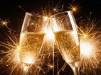Twee glazen champagne proosten op goede voornemens: Dit jaar een positief zelfbeeld!
