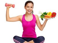 Een vrouw zit in kleermakerszit. In de ene hand een gewicht, in de andere een bord gezonde veganistische voeding  om haar migraine draaglijk te houden.