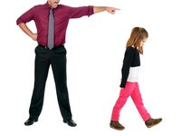 Een boze vader stuurt zijn dochtertje weg, hij wijst naar de deur en zijn dochtertje loopt met hangend hoofd die kant op.