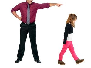Een boze vader stuurt zijn dochtertje weg, hij wijst naar de deur en zijn dochtertje loopt met hangend hoofd die kant op.