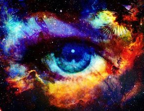 Een oog in de kosmos, met kleurige sterrennevels er omheen