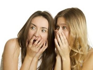 Twee vrouwen houden hun handen verschrikt voor hun mond.