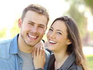 Een vrouw heeft haar tweelingziel gevonden en samen zijn ze aan het lachen.