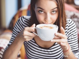 Een vrouw heeft last van hooggevoeligheid en hoogsensitiviteit, en ze geniet van een kop koffie