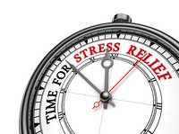 Een klok waarop staat: Tijd om stress los te laten.