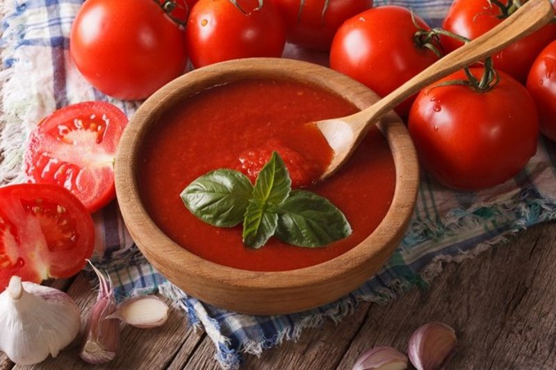 Een houten kom met heerlijke tomatensoep