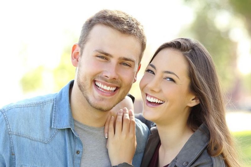Tweelingzielen, een man en een vrouw, zijn helemaal gelukkig samen.