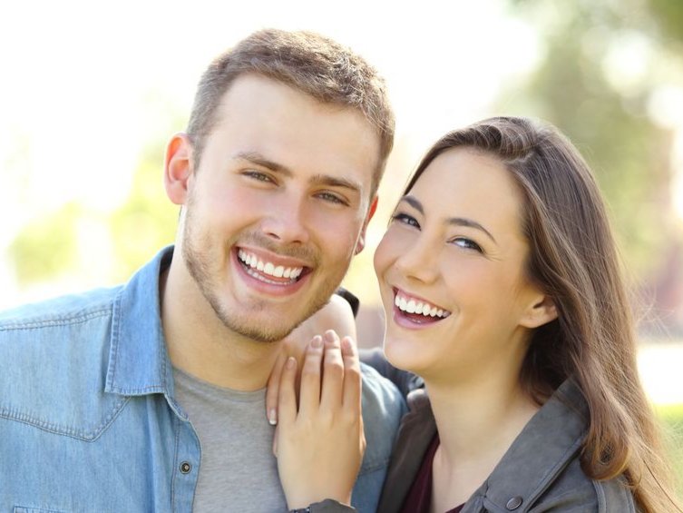 Tweelingzielen, een man en een vrouw, zijn helemaal gelukkig samen.