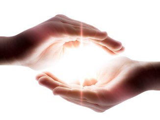 Iemand met smetvrees zuivert de handen van negatieve energie met stralend licht.