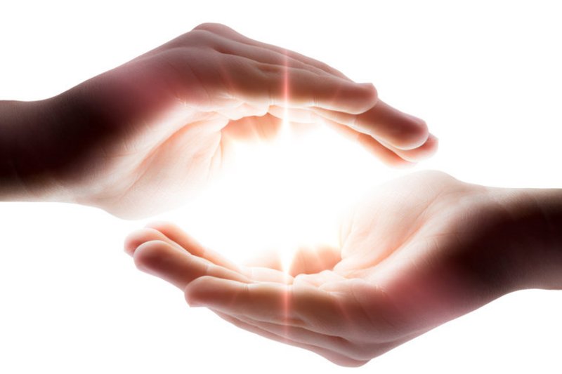 Iemand met smetvrees zuivert de handen met stralend licht.