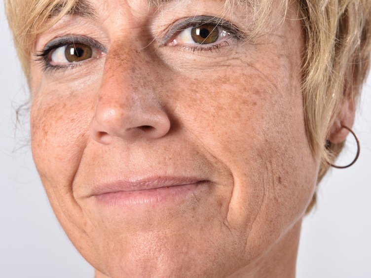 Close-up van een vrouw van middelbare leeftijd, zij kijkt eigenwijs naar de camera, want ze wil niet leren omgaan met hooggevoeligheid, ze wil het oplossen.