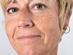 Close-up van een hooggevoelige vrouw. Ze wil leren omgaan met hooggevoeligheid, en wil goed gronden.