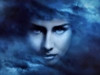Een vrouwengezicht vol geestkracht, zwevend in donkerblauwe wolken