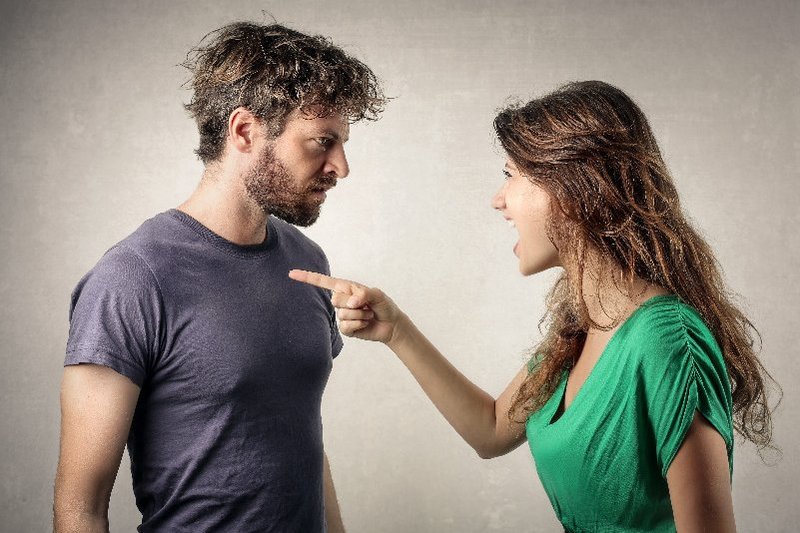 Een man en een vrouw communiceren niet maar schreeuwen naar elkaar.