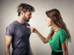 Een man en een vrouw communiceren niet maar schreeuwen naar elkaar.