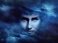 Een vrouwengezicht vol geestkracht, zwevend in donkerblauwe wolken