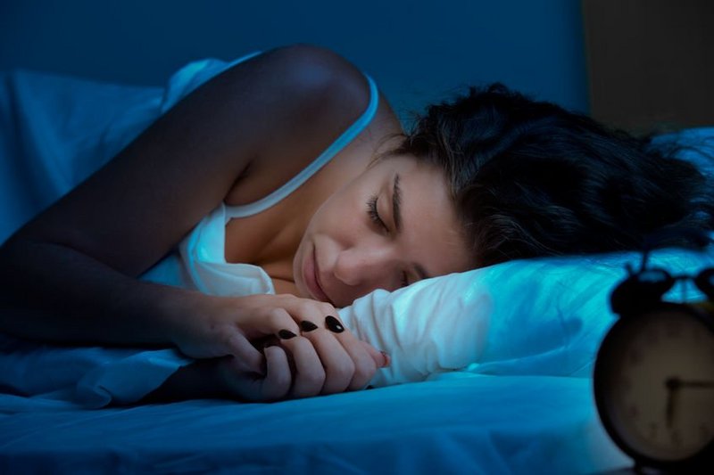 een vrouw ligt heerlijk te slapen