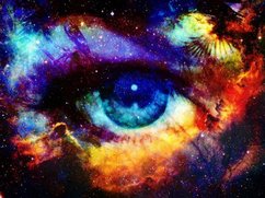 Een spiritueel oog in de kosmos, met kleurige sterrennevels er omheen
