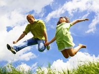 Een man en vrouw hebben heel veel energie, ze springen blij de lucht in