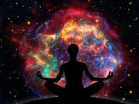 Je ziet een silhouet van een mediterende mens, op de aarde in de kosmos. Wolken gekleurde energieën om de persoon en in de kosmos.