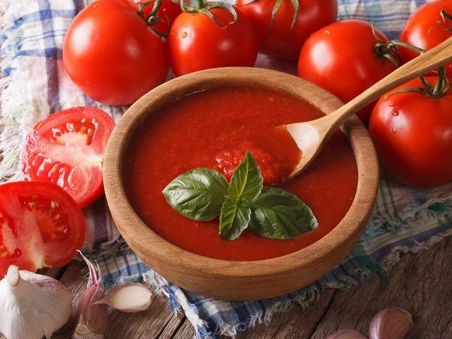 Een houten kom met heerlijke tomatensoep
