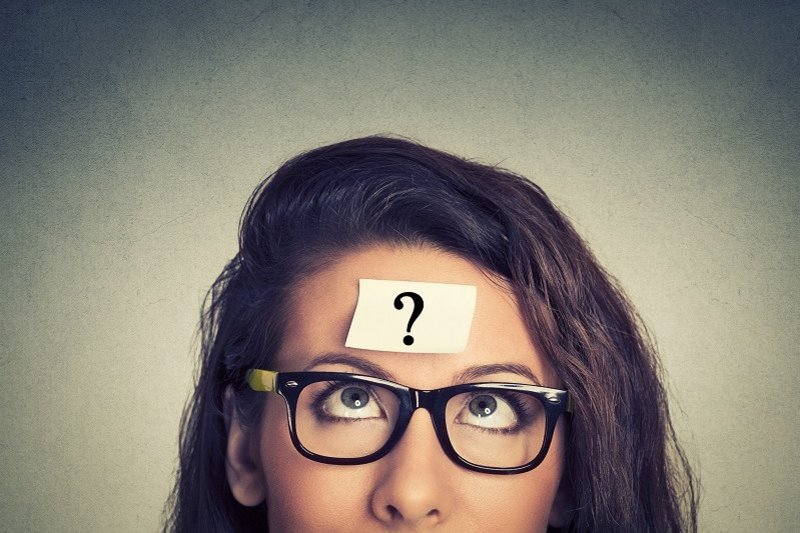 Een hypervigilante vrouw vraagt zich af of hypervigilantie hetzelfde is als hooggevoeligheid, daarom heeft ze een papiertje met een vraagteken op haar voorhoofd geplakt