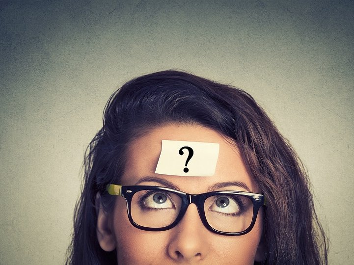 Een hypervigilante vrouw vraagt zich af of hypervigilantie hetzelfde is als hooggevoeligheid, daarom heeft ze een papiertje met een vraagteken op haar voorhoofd geplakt