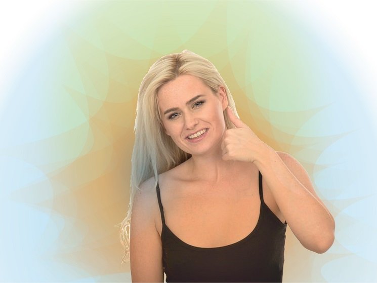 Een vrouw met een veel te groot en overprikkeld energieveld steekt haar duim omhoog. Ze heeft last van hooggevoeligheid en hoogsensitiviteit.