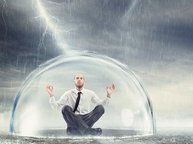 Een man zit tijdens onweer onder een glazen halve bol, om zichzelf te beschermen tegen overprikkeling