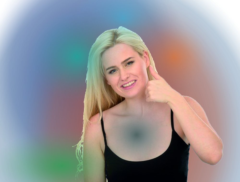 Dezelfde vrouw, zelfde foto, nu met veel donkere kleuren in de aura. Donkere vlekken rond het hoofd en in het hartchakra.