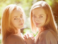 Een tweeling, twee vrouwen lijken erg op elkaar. Je kan niet zien of ze hooggevoelig (hypervigilant) of hoogsensitief zijn.