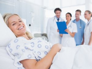 Een vrouw ligt in een ziekenhuisbed. Ze maakt zich geen zorgen want ze visualiseert zichzelf gezond.