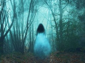 Een doorzichtige geest van een meisje zweeft door het bos. Als je paranormaal bent, kan je soms geesten voelen. 