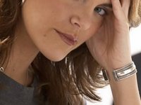 Een vrouw heeft een migraineaanval