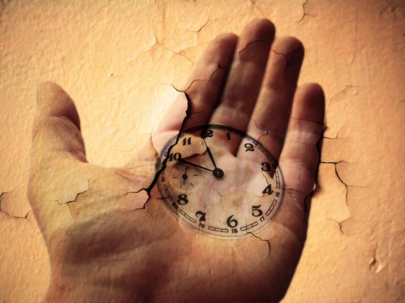 Een hand met een klok, die aangeeft dat het trauma ook al in het verleden speelde.