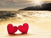 twee harten op een zonnig strand