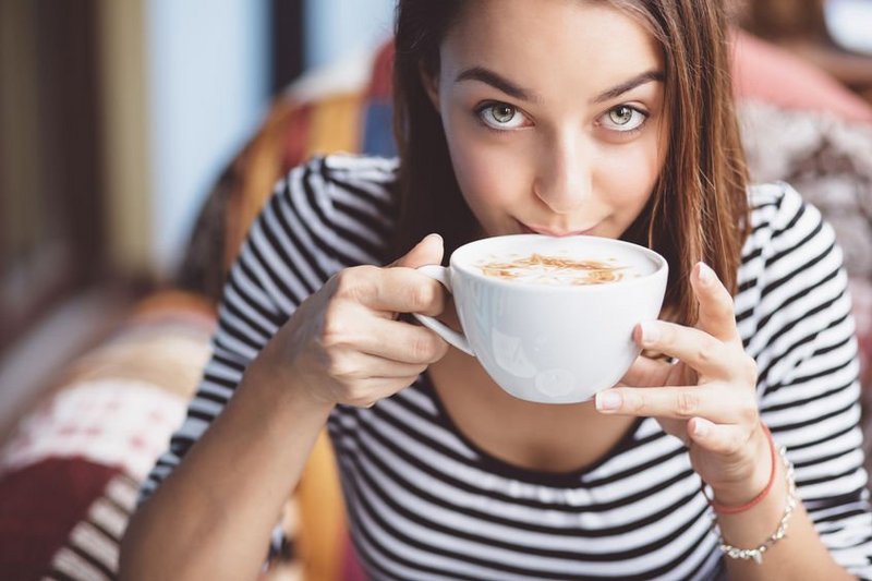 Een vrouw heeft last van hooggevoeligheid en hoogsensitiviteit, en ze geniet van een kop koffie