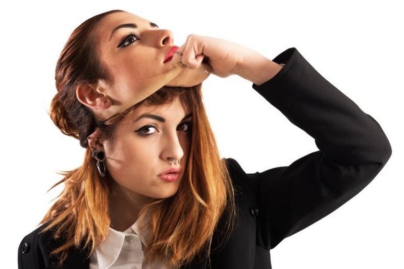 Een vrouw trekt een masker van haar hoofd, ze wil gewoon zichzelf zijn