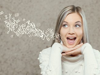 Een vrouw kletst maar door. Ze wil meer communicatie.