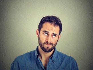 Een man kijkt vragend want hij weet het verschil niet tussen Hooggevoeligheid en hoogsensitiviteit, overgevoelig en hypersensitief.