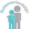 Het logo van autismevriendelijk: een tekening van een groot persoon die de arm om een kleiner persoon heeft geslagen, met daarbij de woorden autisme vriendelijk