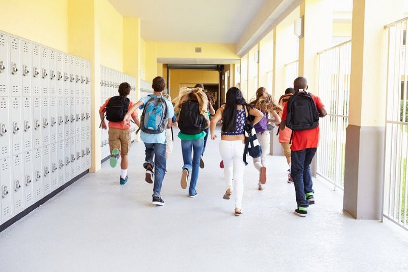 Hooggevoelige kinderen rennen door de gang van de middelbare school