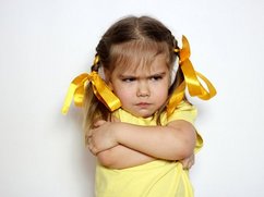 Boos meisje heeft yoghurtmassage nodig om te gronden