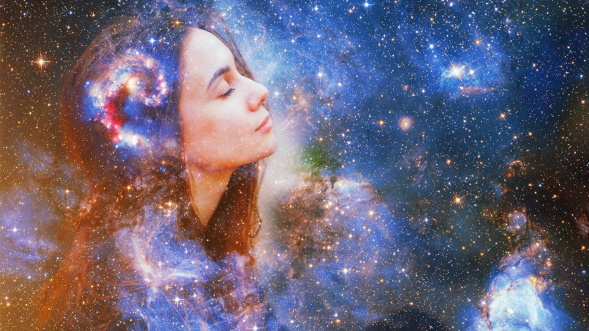 Een gezicht van een vrouw die haar trauma weg visualiseert, in een kosmos vol kleurige nevels en sterrenstelsels