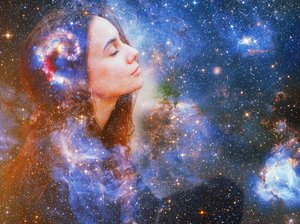 Een gezicht van een vrouw die haar trauma weg visualiseert, in een kosmos vol kleurige nevels en sterrenstelsels