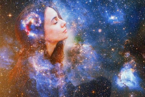 Een gezicht van een vrouw die haar trauma weg visualiseert, in een kosmos vol kleurige nevels en sterrenstelsels